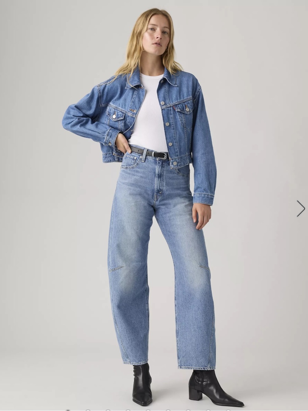 Levi's Women's Cinch Barrel Leg Jeans in Medium Blue Wash